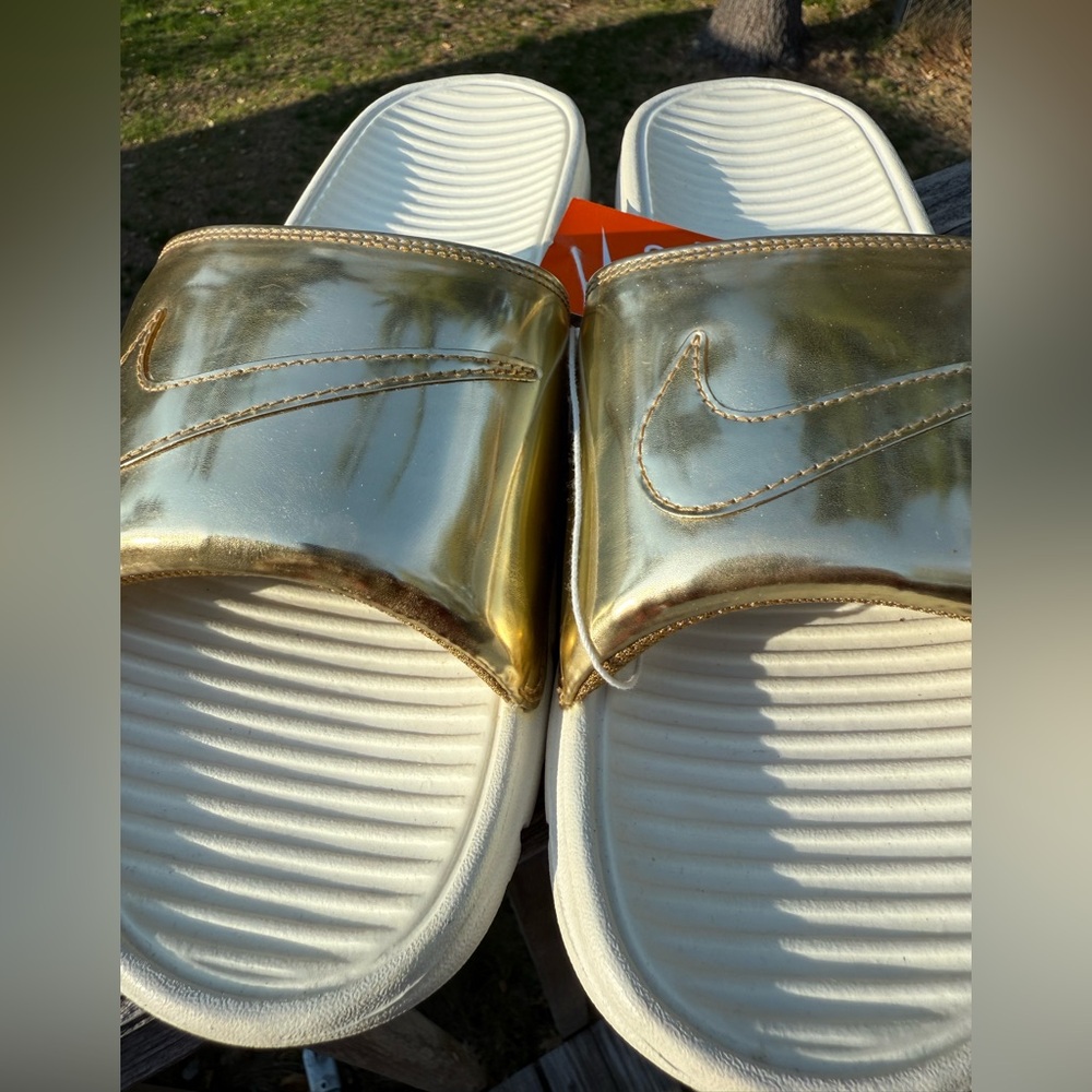 NIKE BENASSI SOLARSOFT MENS 9 METALLIC GOLD SLIDES 696116-770 - Picture 7 of 9